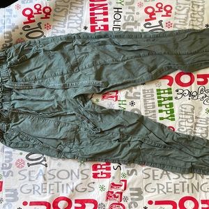 Never worn. Army green Womens Aerie pants. Great condition